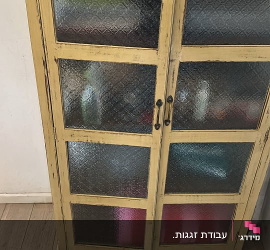 ארון עץ בסגנון וינטג